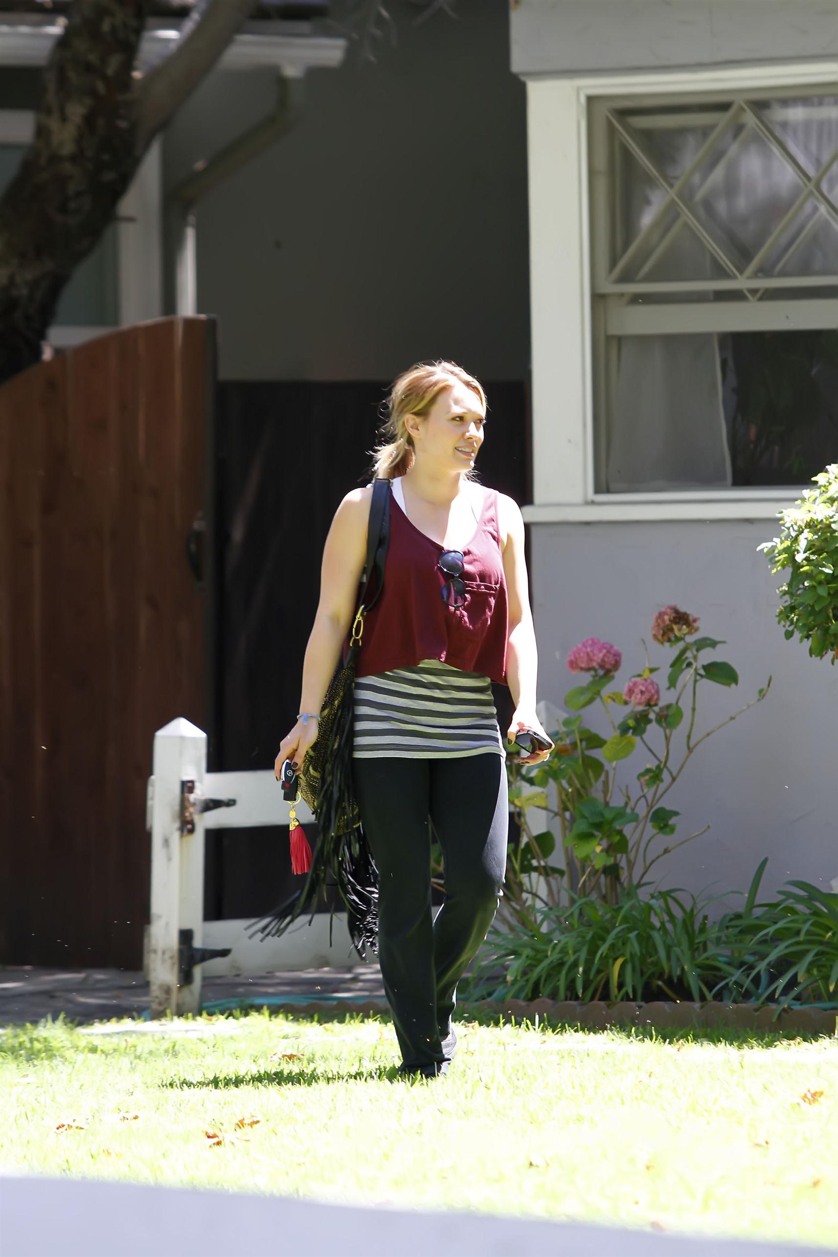 Hilary Duff pregnant star arriving for a yoga class | Picture 67677